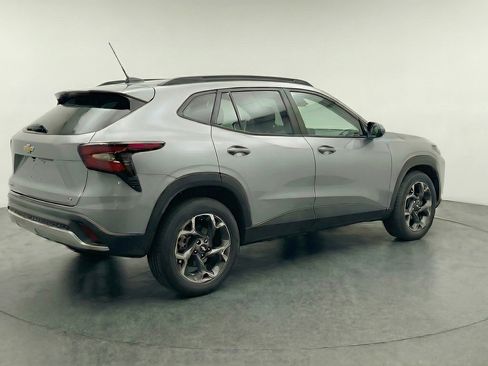 Used 2025 Chevrolet Trax LT w/ LT Convenience Package image 9