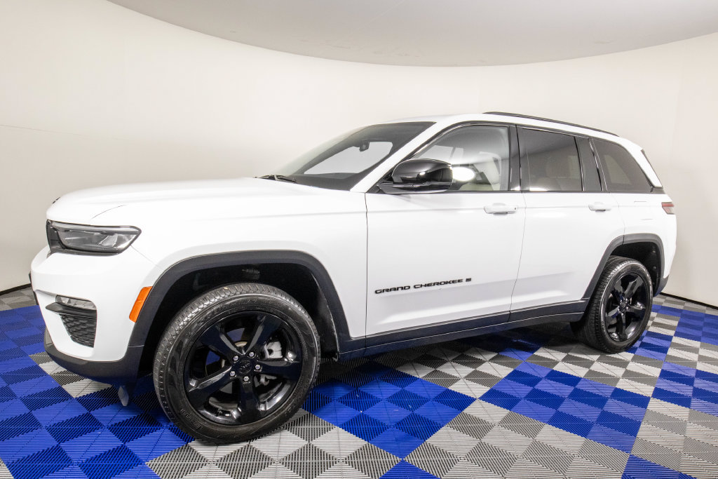 Used 2025 Jeep Grand Cherokee Limited w/ Black Appearance Package AWD/4WD image 2