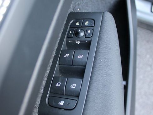 Used 2025 Volvo XC40 B5 Plus image 11