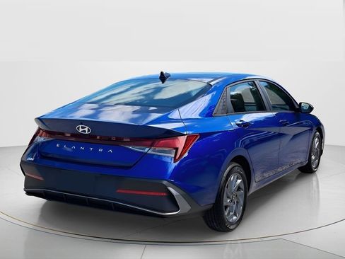Used 2024 Hyundai Elantra SE FWD image 8