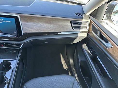 Used 2025 Volkswagen Atlas SE image 16