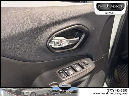 Used 2022 Jeep Cherokee Trailhawk image 13