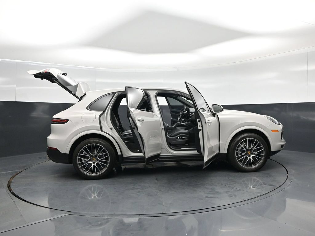 Used 2021 Porsche Cayenne AWD/4WD image 3