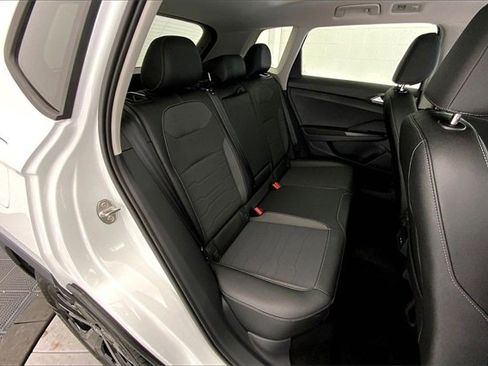 New 2026 Volkswagen Taos SE image 10