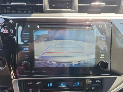 Used 2018 Toyota Corolla SE w/ SE Premium Package FWD image 23