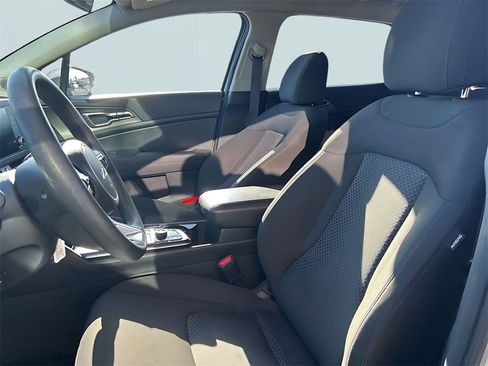 Used 2023 Kia Sportage LX image 9