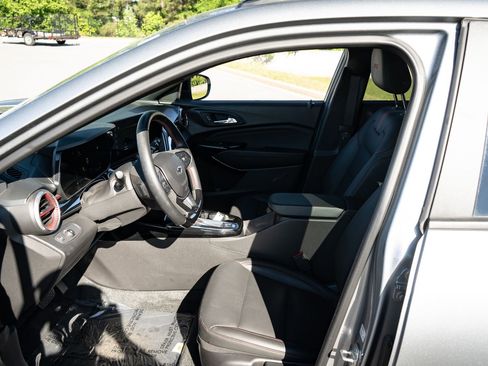 Used 2024 Chevrolet Trax RS w/ Driver Confidence Package FWD image 14