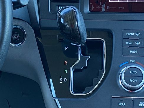 Certified 2017 Toyota Sienna XLE Premium image 17