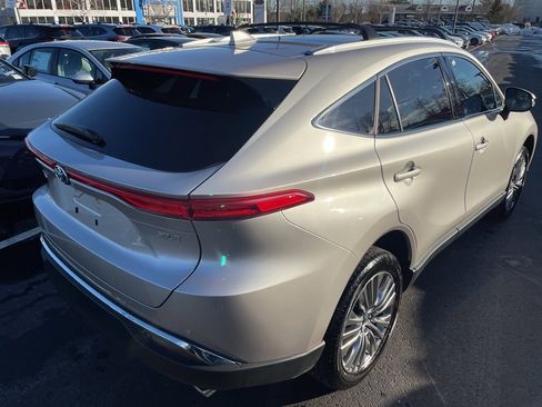 Certified 2024 Toyota Venza XLE image 6