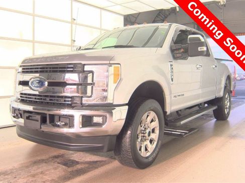 Used 2017 Ford F250 Lariat w/ Chrome Package image 4