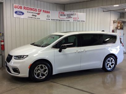 Used 2024 Chrysler Pacifica Limited w/ Trailer Tow Group