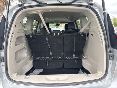Used 2024 Chrysler Pacifica Touring-L FWD image 9