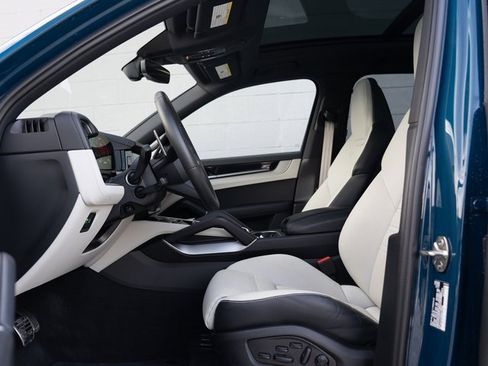 Used 2025 Porsche Cayenne S image 17