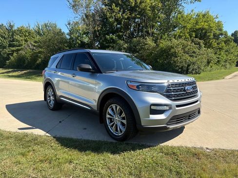 Used 2023 Ford Explorer XLT w/ Equipment Group 202A AWD/4WD image 11