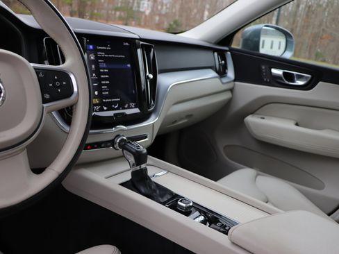 Used 2019 Volvo XC60 T6 Momentum w/ Premium Package image 13