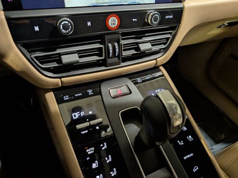 Certified 2025 Porsche Macan image 39