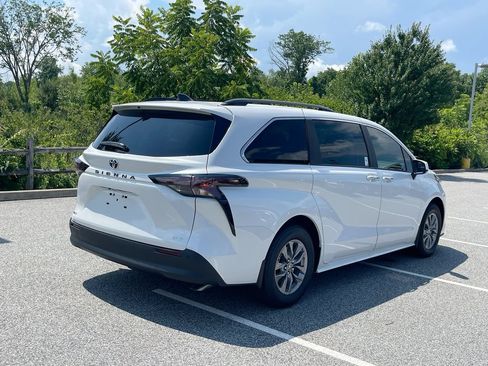 Used 2026 Toyota Sienna XLE FWD image 15
