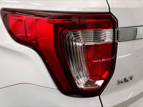 Used 2017 Ford Explorer XLT image 30