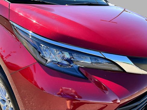 Used 2024 Toyota Sienna LE FWD image 27
