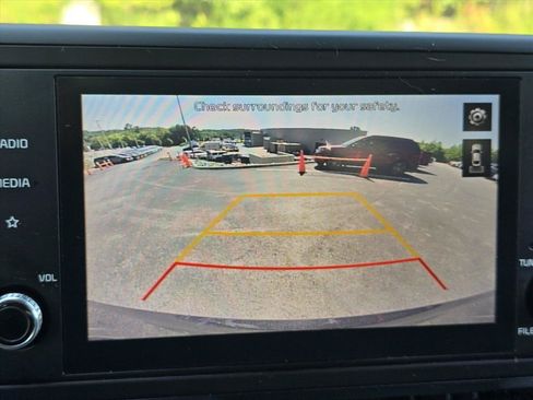Used 2022 Kia Carnival LX FWD image 18
