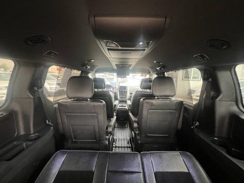Used 2017 Dodge Grand Caravan SXT w/ Driver Convenience Group FWD image 5