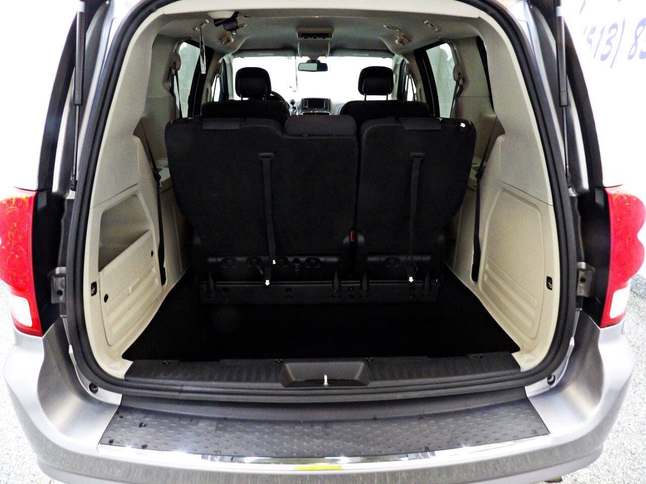 Used 2019 Dodge Grand Caravan SE w/ UConnect Hands-Free Group FWD image 8