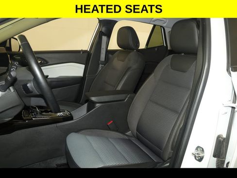 Used 2025 Chevrolet Trax LT w/ LT Convenience Package FWD image 3