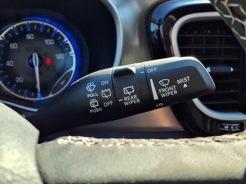 Used 2025 Chrysler Pacifica Select image 23