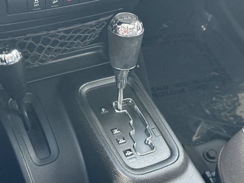 Used 2017 Jeep Wrangler Unlimited Sahara w/ Connectivity Group AWD/4WD image 21