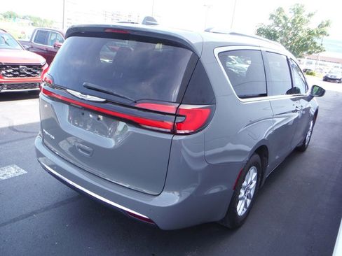 Used 2021 Chrysler Pacifica Touring-L w/ Uconnect Theater Family Group FWD image 9