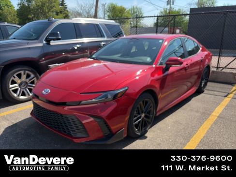 Used 2025 Toyota Camry SE FWD image 1