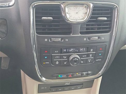 Used 2014 Chrysler Town & Country Limited image 28