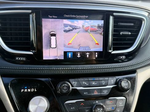 Used 2018 Chrysler Pacifica Limited FWD image 16