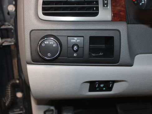 Used 2011 Chevrolet Avalanche LTZ image 7