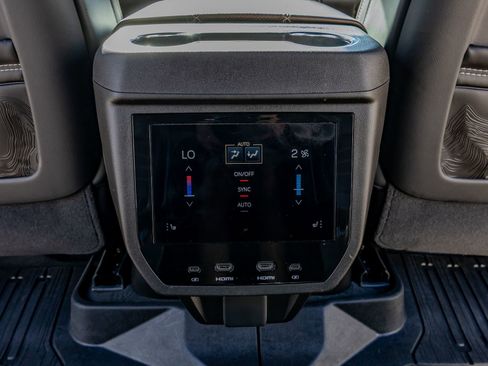 Used 2025 GMC Yukon XL Denali Ultimate AWD/4WD image 32
