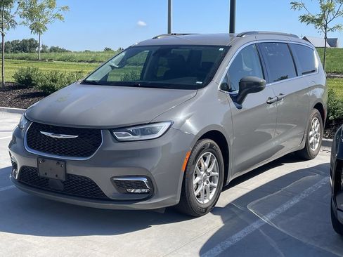 Used 2022 Chrysler Pacifica Touring-L FWD image 1