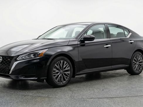 Used 2025 Nissan Altima 2.5 SV FWD image 3