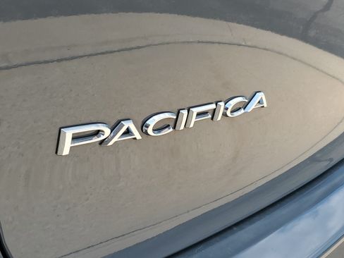 Used 2024 Chrysler Pacifica Touring-L FWD image 21