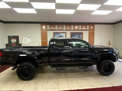 Used 2019 Toyota Tacoma TRD Sport w/ Technology Package RWD image 5