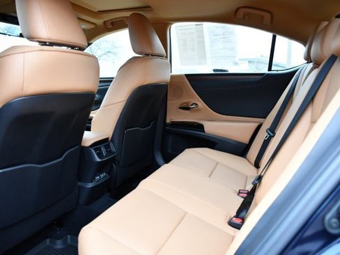 Certified 2025 Lexus ES 300h w/ Premium Package image 18