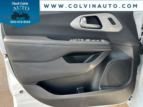 Used 2025 Chrysler Pacifica Limited FWD image 13