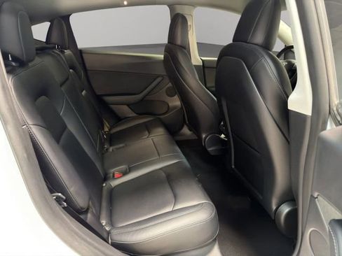 Used 2022 Tesla Model Y Long Range image 19