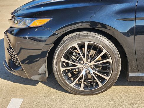 Used 2019 Toyota Camry SE image 8