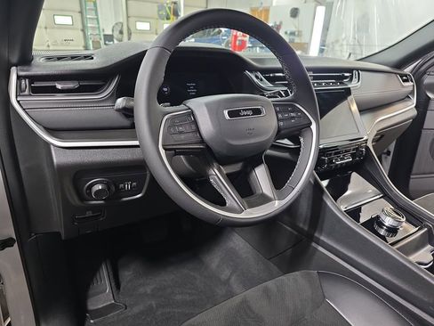 Used 2023 Jeep Grand Cherokee Altitude AWD/4WD image 15