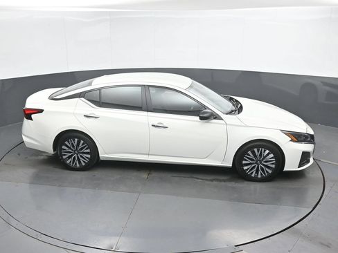 Used 2025 Nissan Altima 2.5 SV FWD image 31