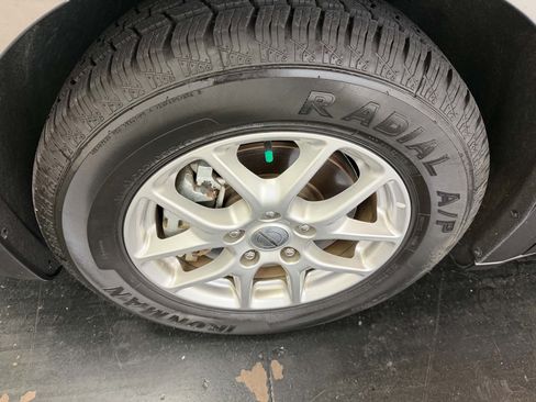 Used 2023 Chrysler Pacifica Touring-L FWD image 15