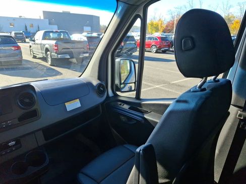 Used 2024 Mercedes-Benz Sprinter 2500 image 11