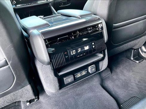 Used 2024 Jeep Wagoneer 2WD image 25