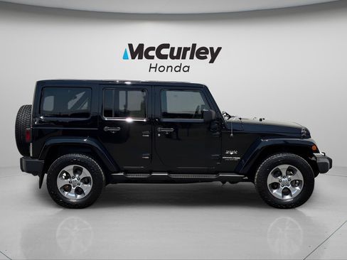 Used 2018 Jeep Wrangler Unlimited Sahara w/ Connectivity Group AWD/4WD image 2