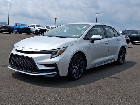 Used 2023 Toyota Corolla SE FWD image 3